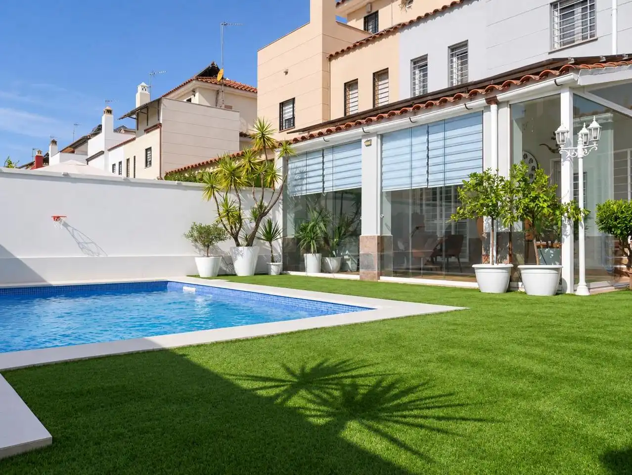 Piscina de Casa adosada en venda en Bormujos amb Aire condicionat, Jardí privat i Terrassa
