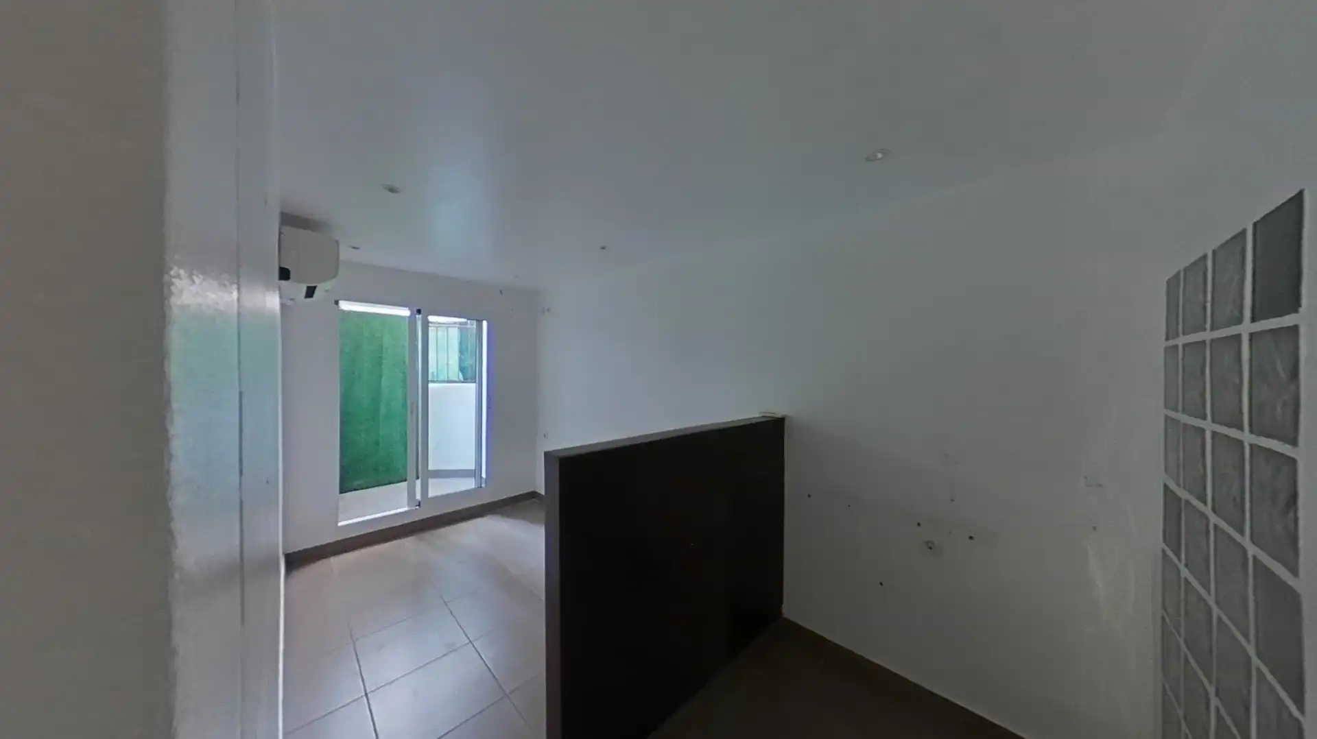 Ground floor for sale in Barcelona  with Air Conditioner and Alarm