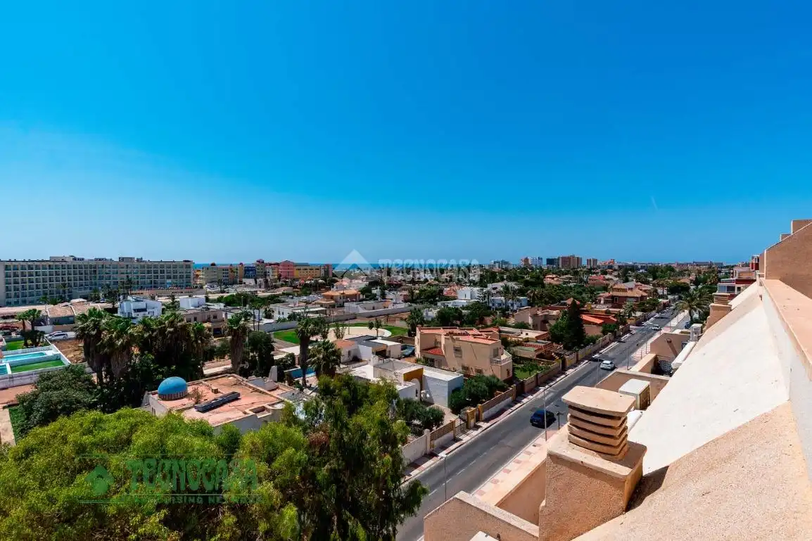 Vista exterior de Piso en venta en Roquetas de Mar con Calefacción y Terraza