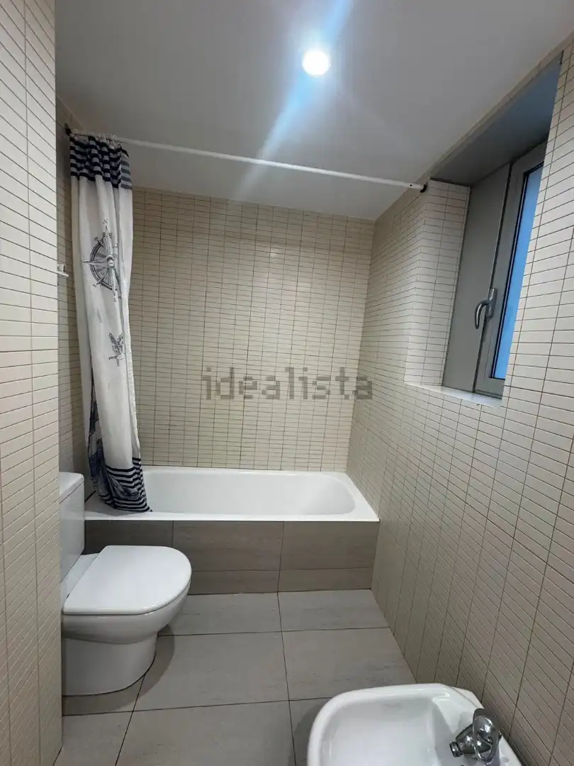 Badezimmer von Erdgeschoss zur Miete in Torredembarra mit Klimaanlage, Heizung und Terrasse