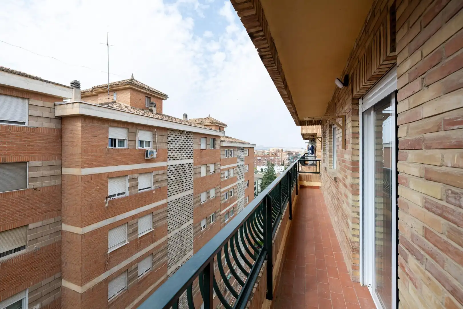 Vista exterior de Pis de lloguer en Granada amb Calefacció, Terrassa i Traster