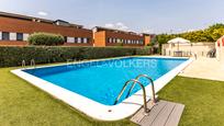Piscina de Casa o xalet en venda en Santa Perpètua de Mogoda amb Aire condicionat, Calefacció i Jardí privat