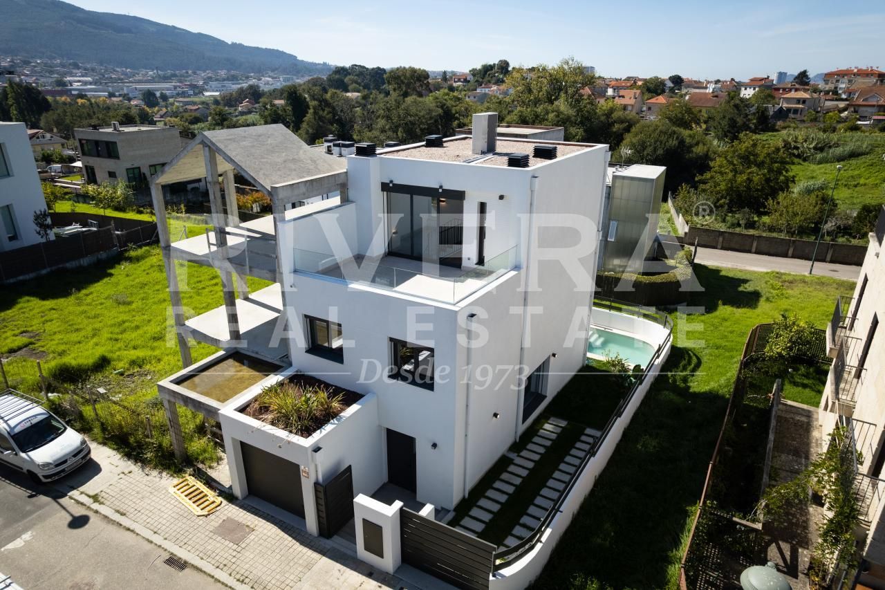 Vista exterior de Casa o xalet en venda en Vigo  amb Calefacció i Jardí privat