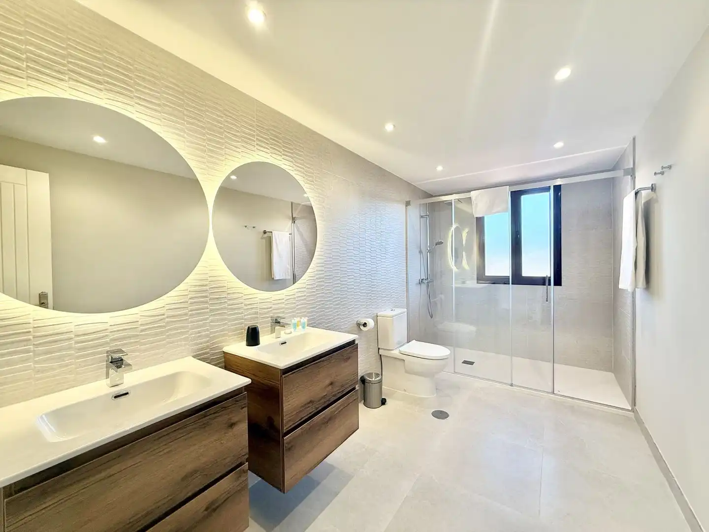 Badezimmer von Dachboden zum Verkauf in Benahavís mit Klimaanlage, Terrasse und Möbliert