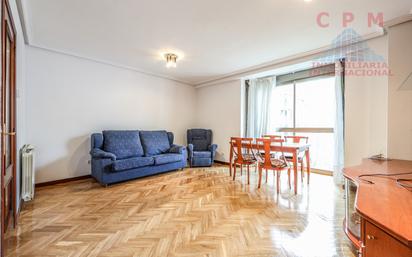 Living room of Flat to rent in  Madrid Capital  with Air Conditioner, Heating and Parquet flooring