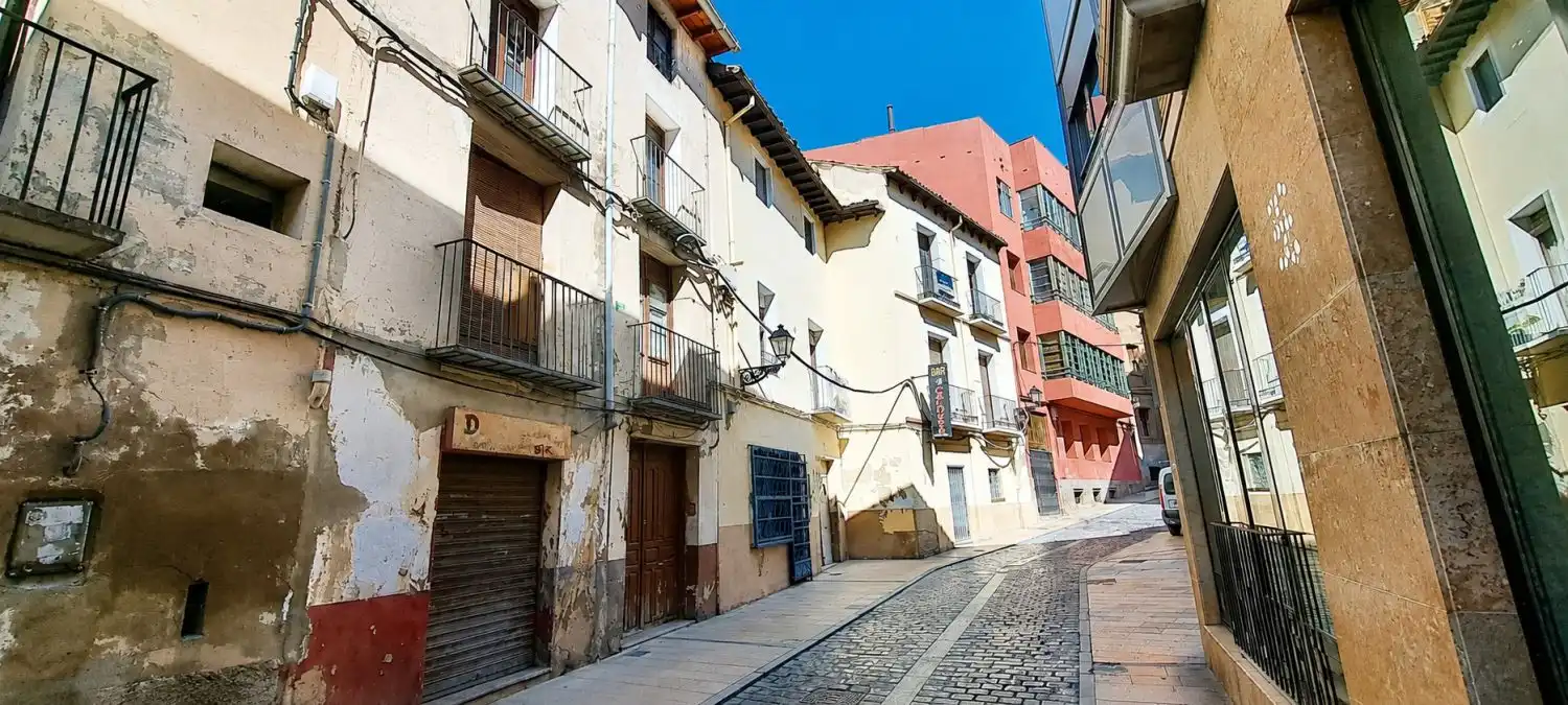 Vista exterior de Edificio en venta en Huesca