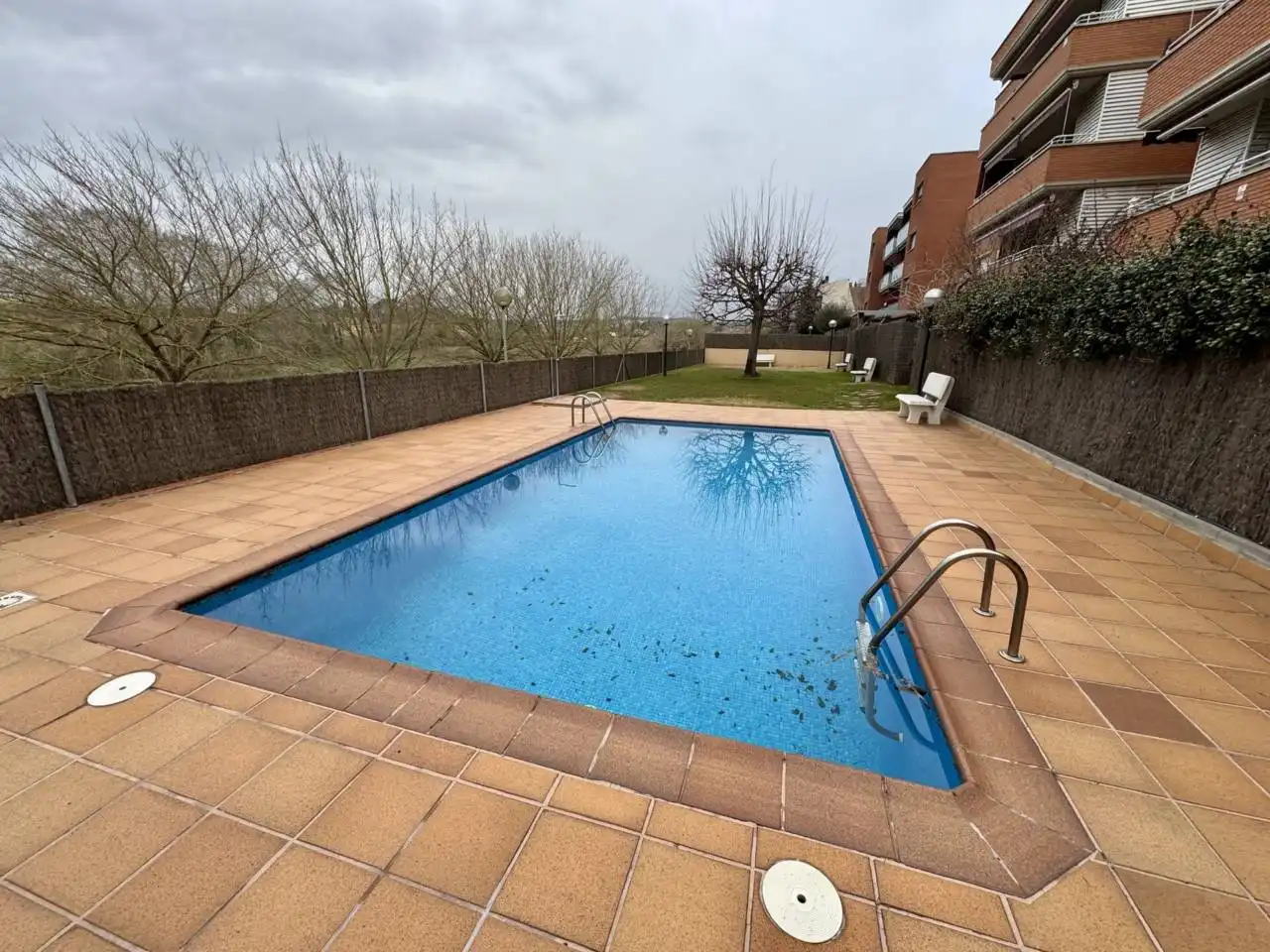 Piscina de Pis en venda en Cerdanyola del Vallès amb Parquet, Terrassa i Piscina comunitària