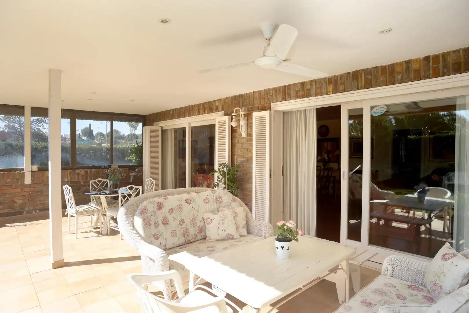 Terrasse von Erdgeschoss zur Miete in Rocafort mit Klimaanlage, Heizung und Möbliert