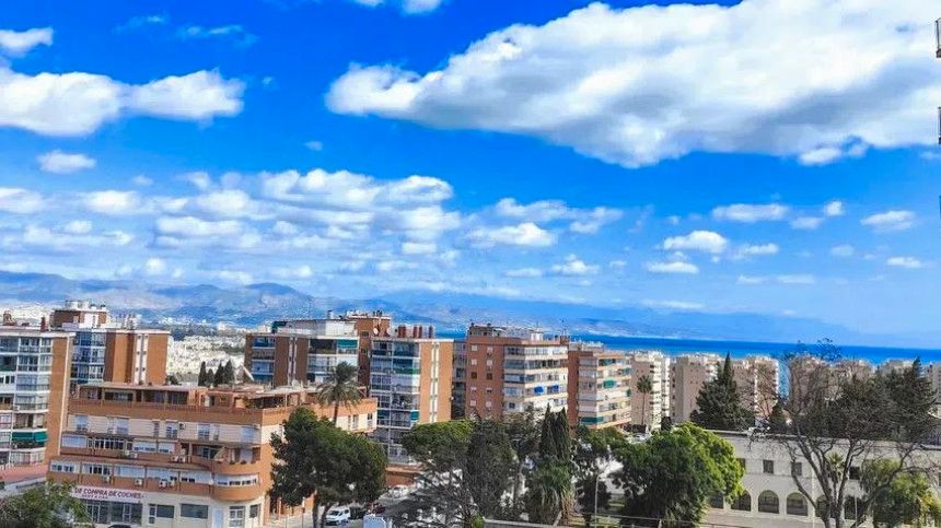 Vista exterior de Àtic en venda en Torremolinos amb Aire condicionat, Terrassa i Piscina comunitària