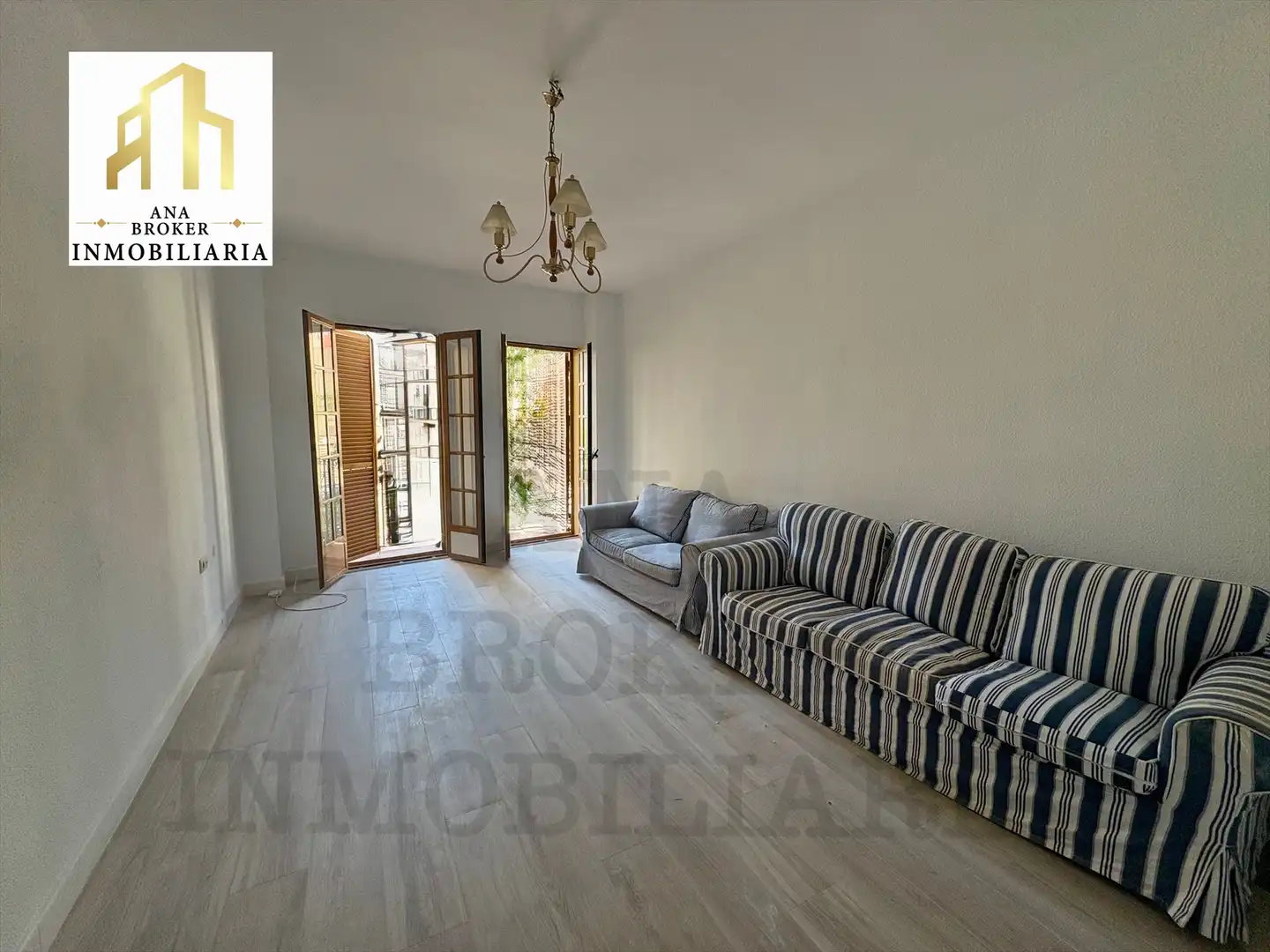 Sala d'estar de Apartament en venda en Ronda amb Balcó