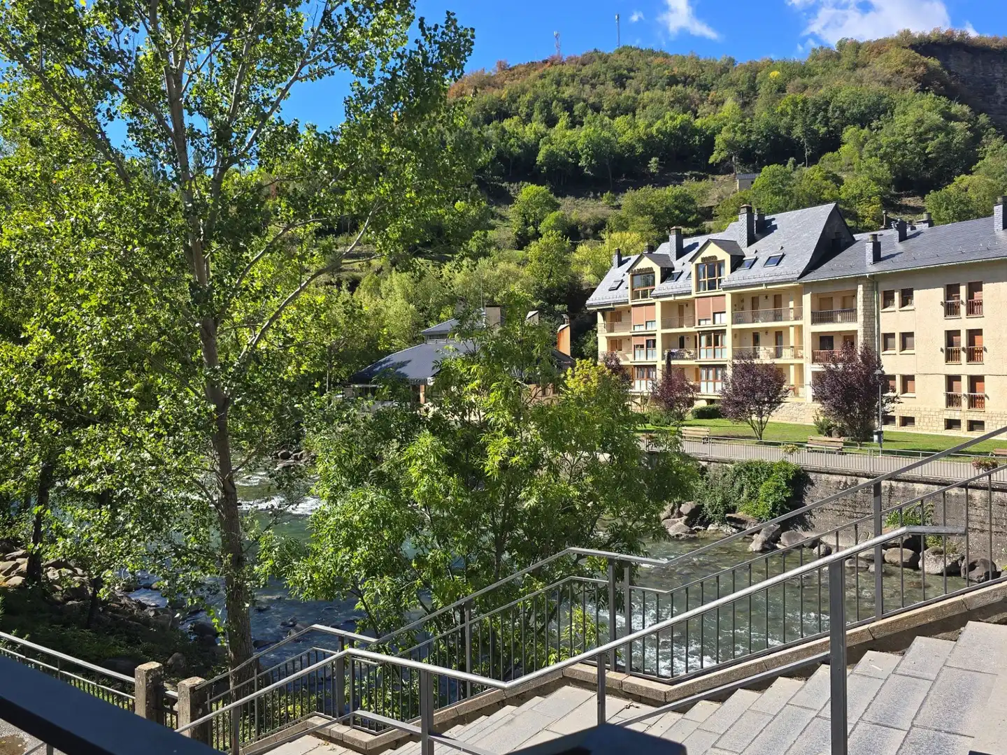 Vista exterior de Pis en venda en Broto, Huesca