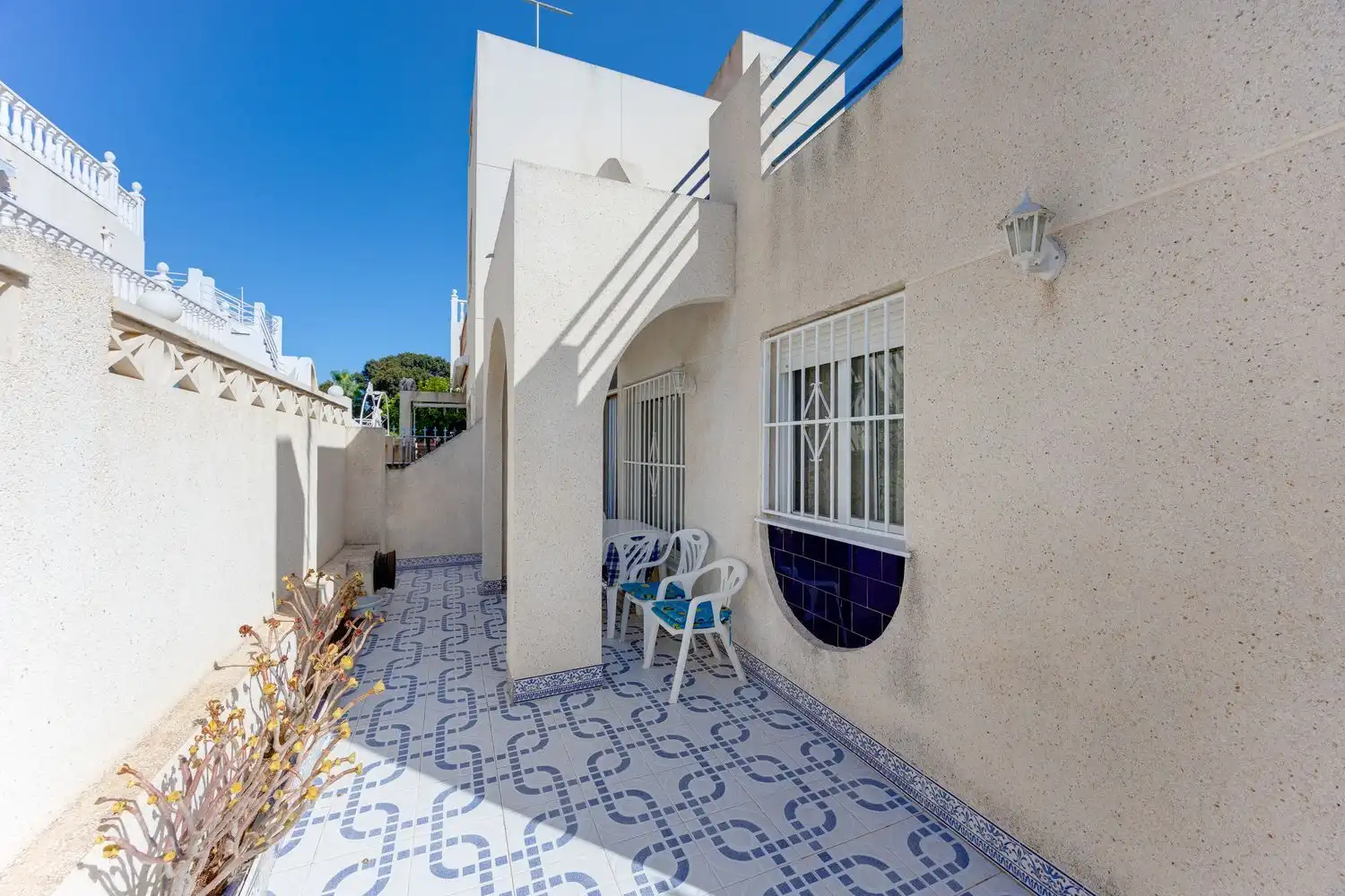 Vista exterior de Casa adosada en venda en Torrevieja amb Terrassa, Moblat i Piscina comunitària