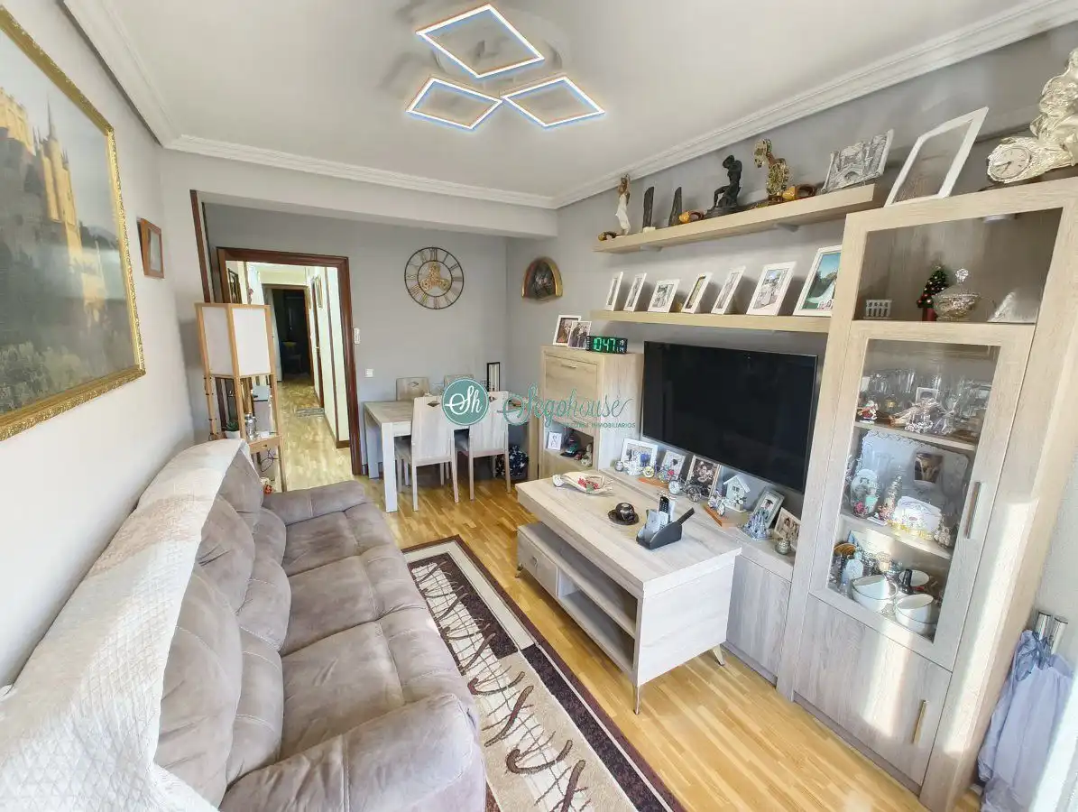 Living room of Flat for sale in Segovia  with Air Conditioner, Heating and Balcony