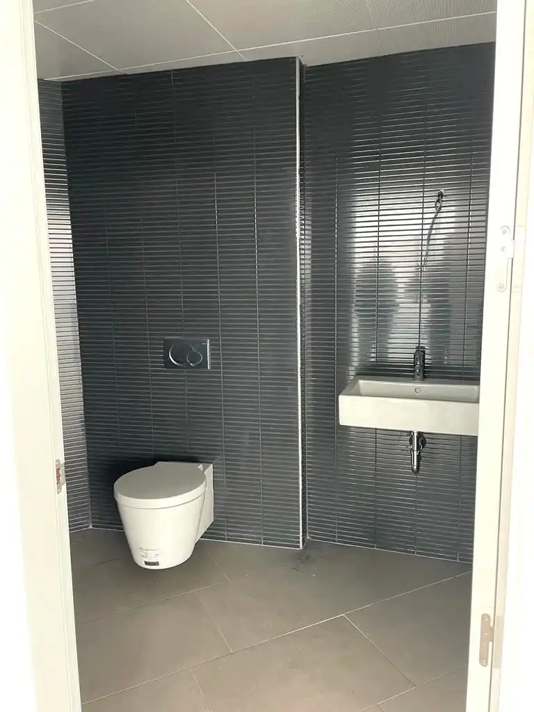 Badezimmer von Büro zur Miete in Murcia mit Klimaanlage