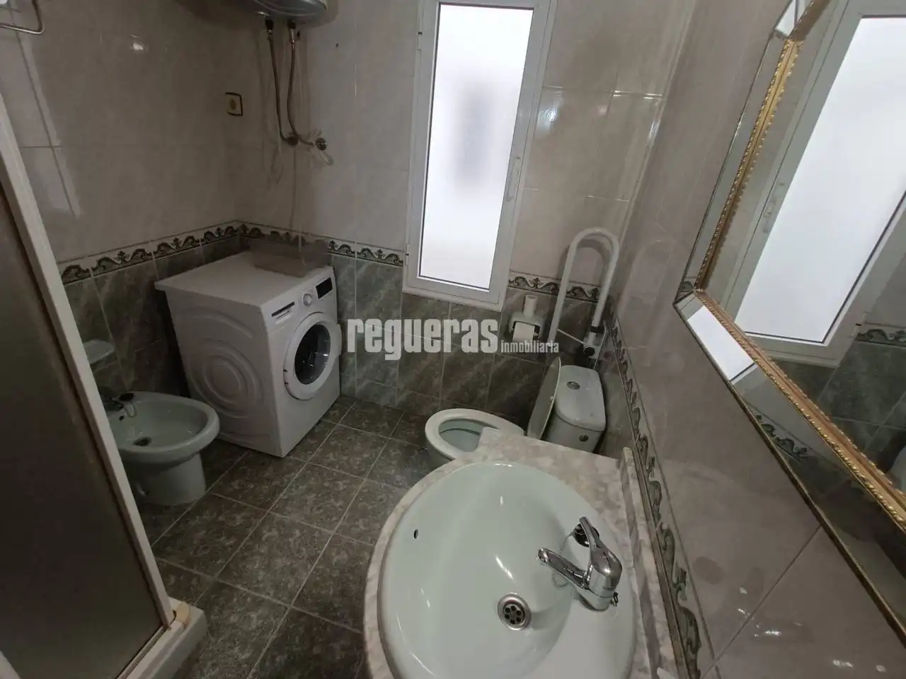 Bathroom of Flat for rent in Avilés  with Heating and Furnished