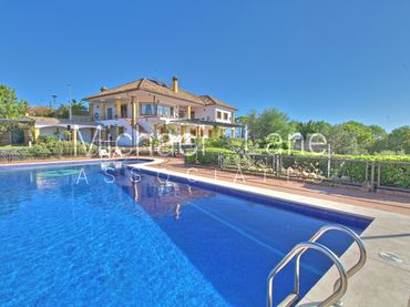 Villa con balcone in vendita a Estepona Pueblo