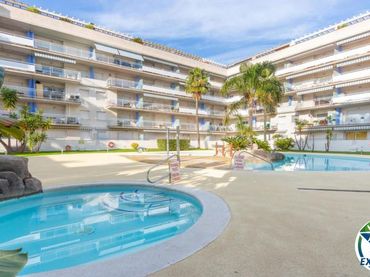 Apartament amb piscina en venda a Avinguda Port Canigó
