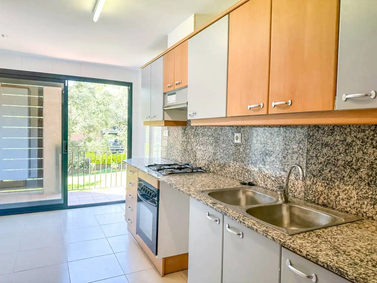 Küche von Wohnung zum Verkauf in Girona mit Heizung, Terrasse und Balkon
