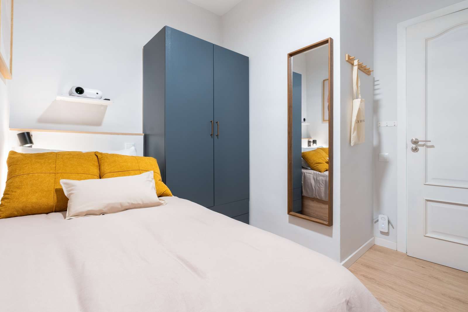 Bedroom of Flat to share in  Barcelona Capital  with Air Conditioner, Heating and Terrace