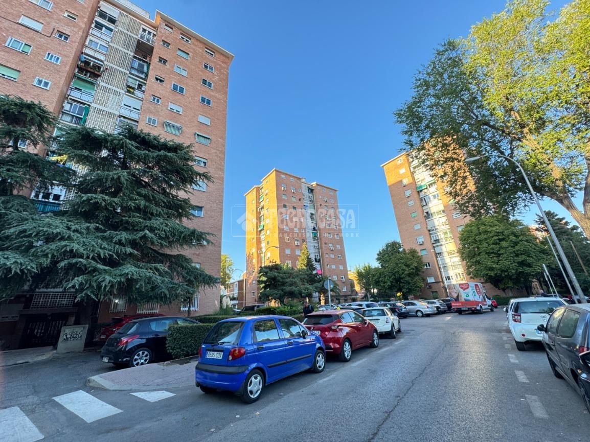 Vista exterior de Pis en venda en  Madrid Capital amb Parquet i Terrassa