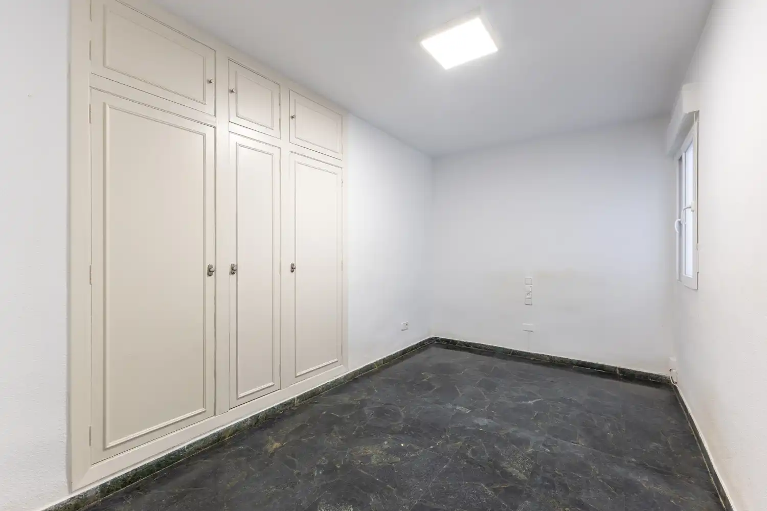 Flat for sale in Valencia  with Air Conditioner, Heating and Balcony