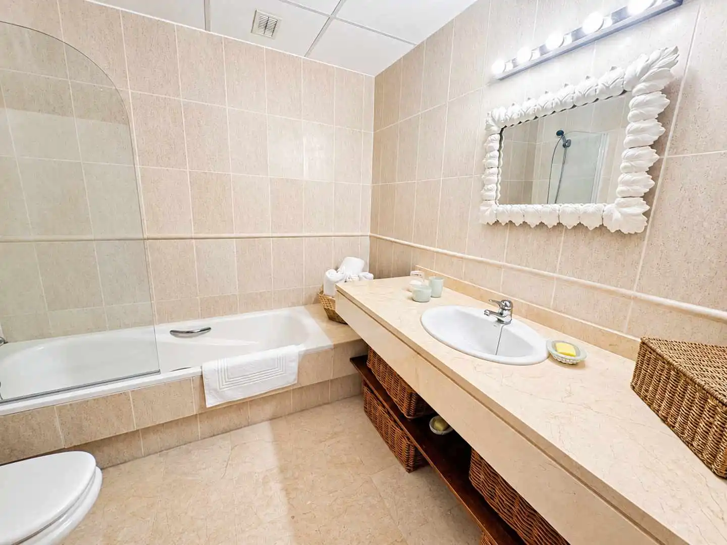 Baño de Dúplex en venta en Manilva con Aire acondicionado, Calefacción y Terraza