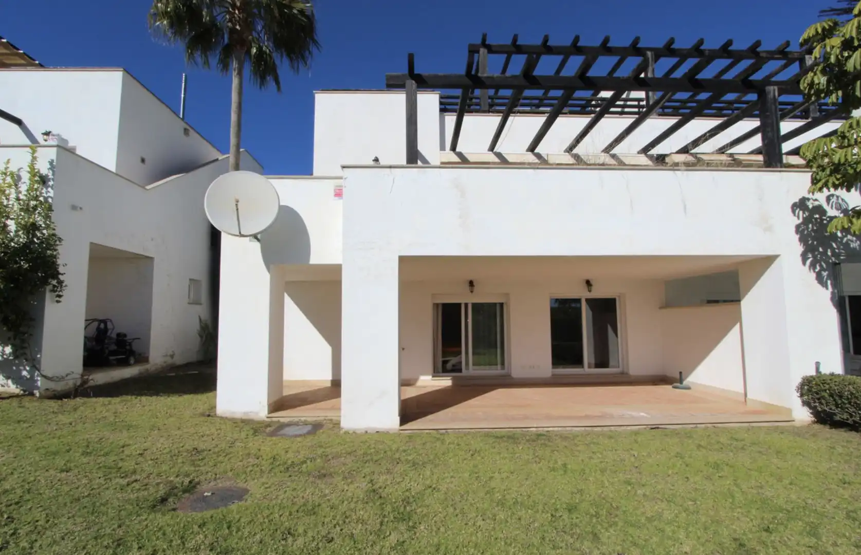 Vista exterior de Casa adosada en venda en Marbella amb Aire condicionat, Calefacció i Jardí privat