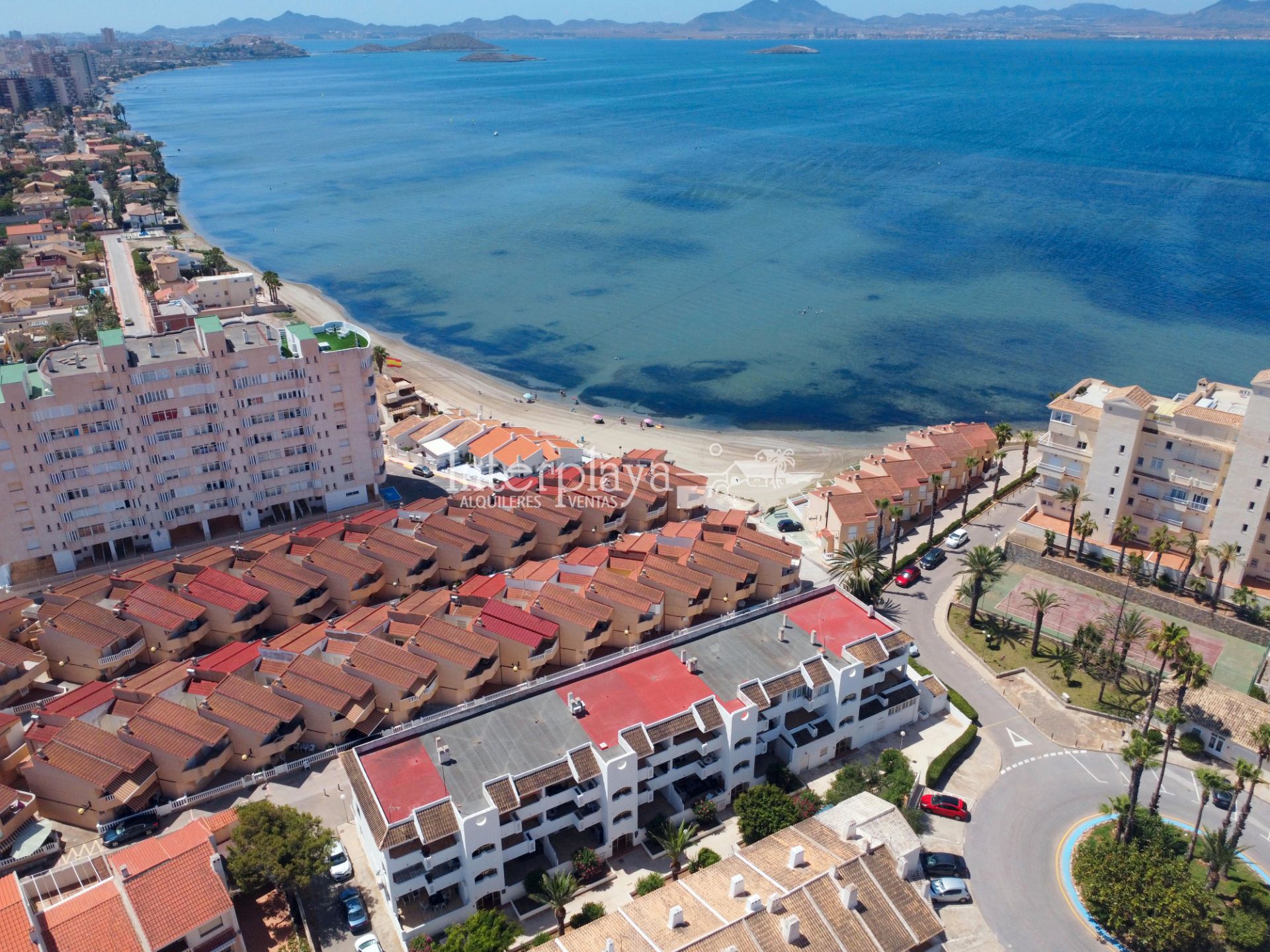 Vista exterior de Casa adosada en venda en La Manga del Mar Menor amb Terrassa, Moblat i Balcó