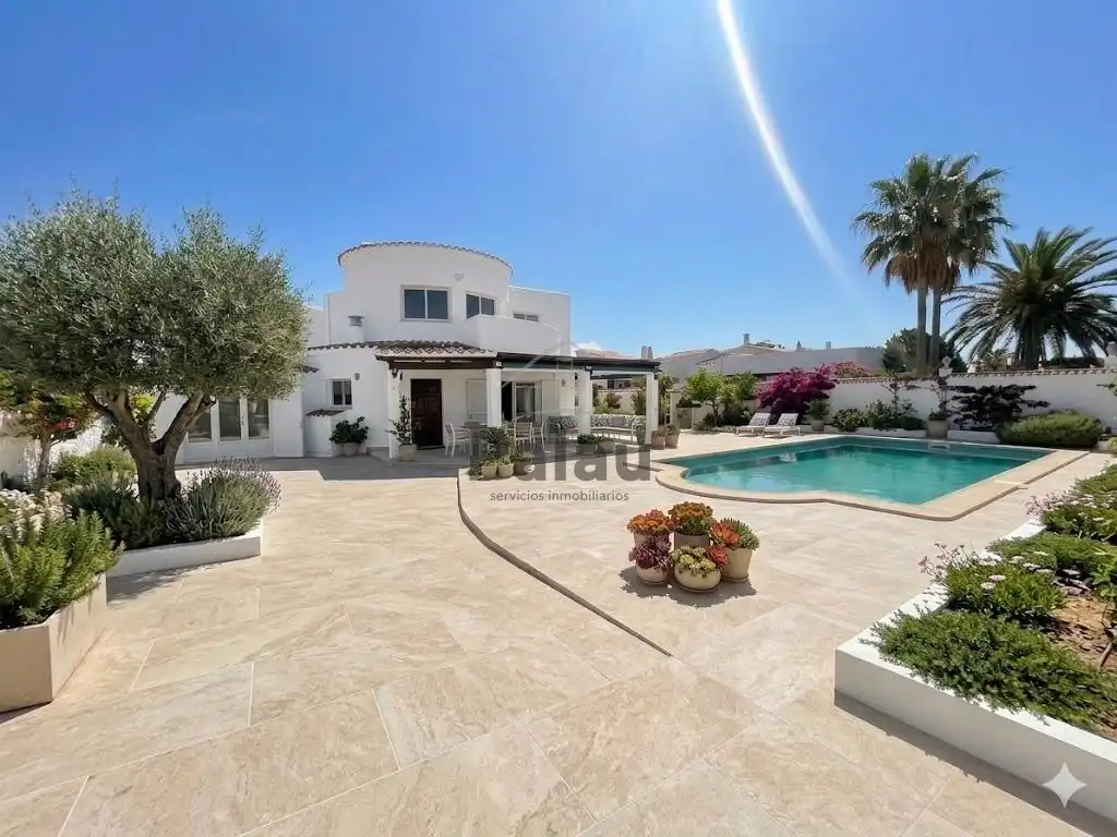 Vista exterior de Casa o xalet en venda en Ciutadella de Menorca amb Jardí privat, Terrassa i Traster