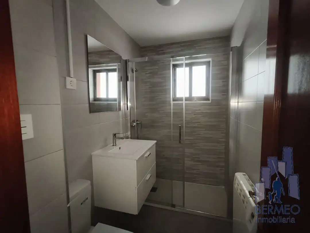 Baño de Piso en venta en Bermeo con Calefacción, Trastero y Balcón