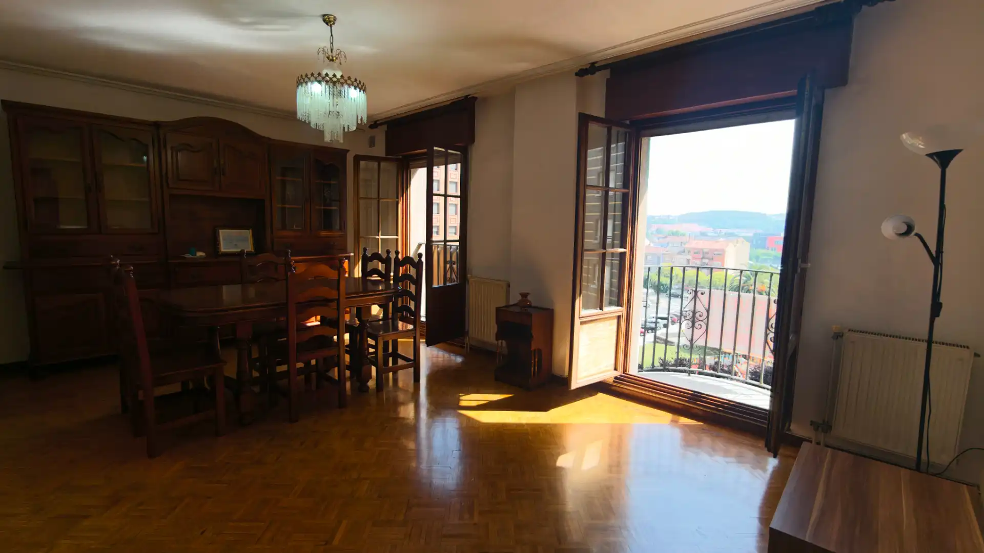 Menjador de Pis en venda en Avilés amb Calefacció, Parquet i Traster