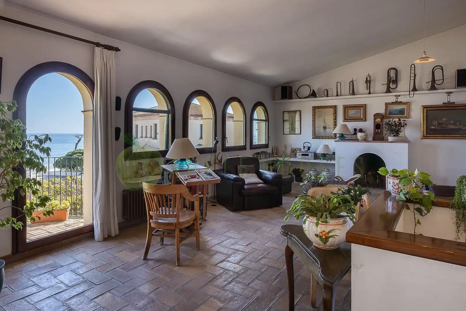 Sala d'estar de Casa o xalet en venda en Vilanova i la Geltrú amb Aire condicionat, Calefacció i Jardí privat