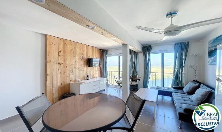 Sala d'estar de Estudi en venda en Empuriabrava amb Forn, Microones i TV