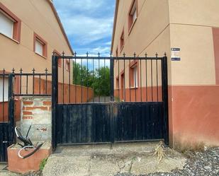 Vista exterior de Casa adosada en venda en Belmonte de Tajo amb Calefacció, Jardí privat i Terrassa