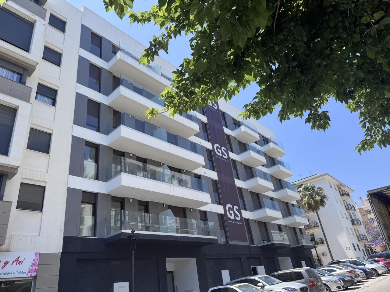 Vista exterior de Pis en venda en Estepona amb Aire condicionat, Terrassa i Piscina
