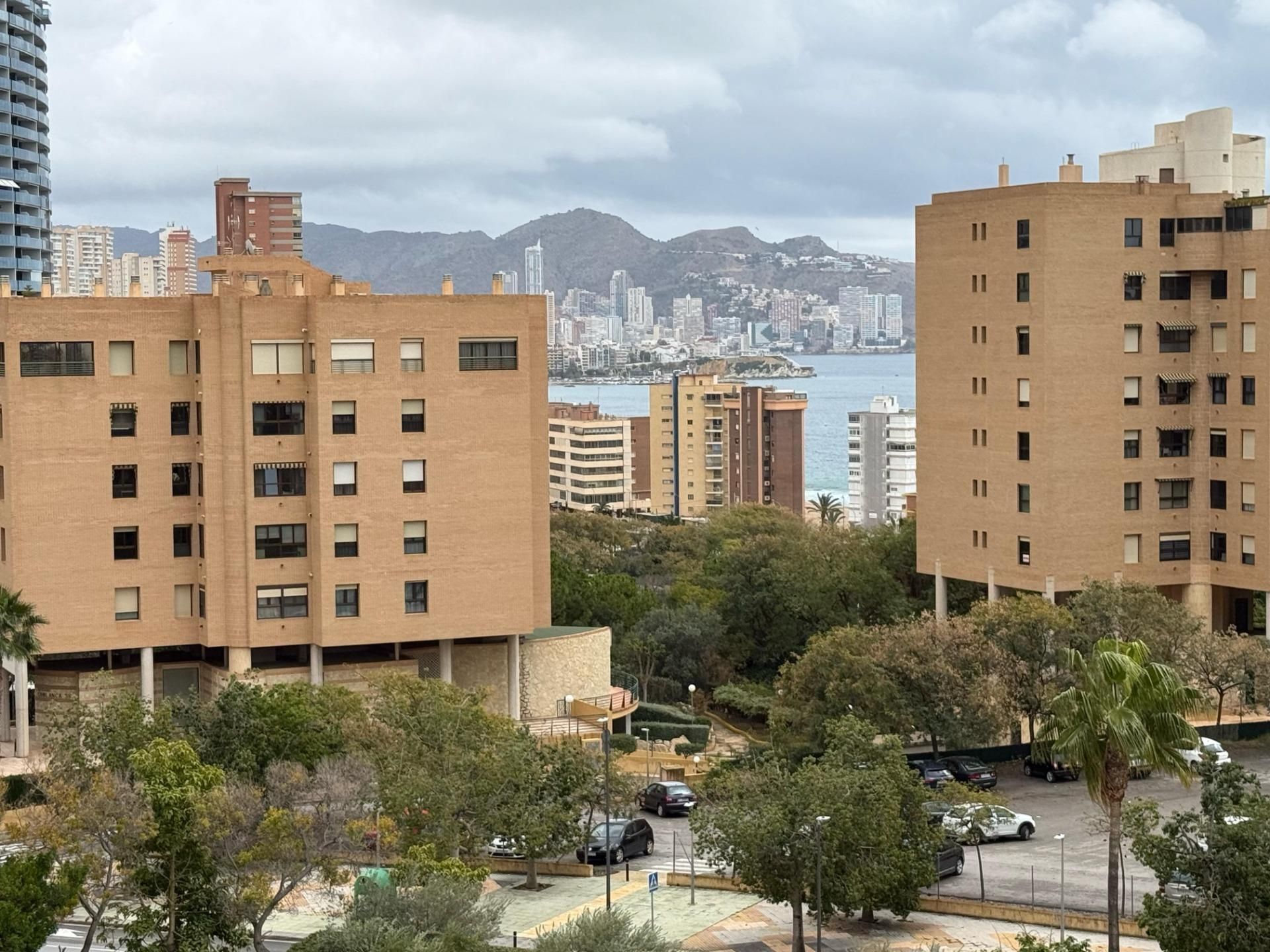Vista exterior de Apartament en venda en Benidorm amb Jardí privat, Terrassa i Piscina comunitària