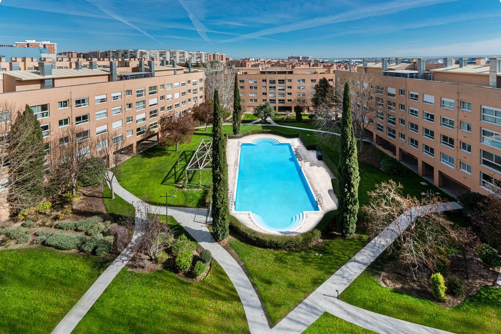 Swimming pool of Flat to rent in  Madrid Capital  with Air Conditioner and Storage room