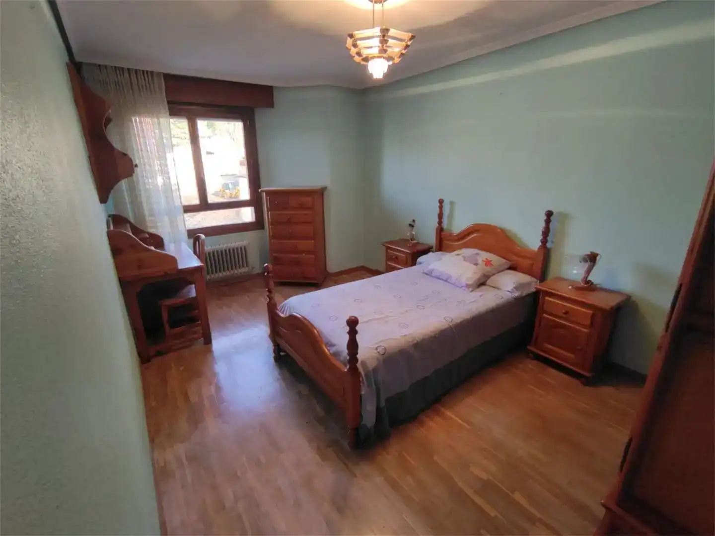 Dormitori de Casa adosada en venda en Saldaña amb Parquet, Moblat i Balcó
