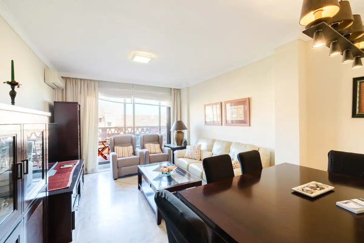 Sala d'estar de Dúplex de lloguer en Marbella amb Aire condicionat, Calefacció i Jardí privat
