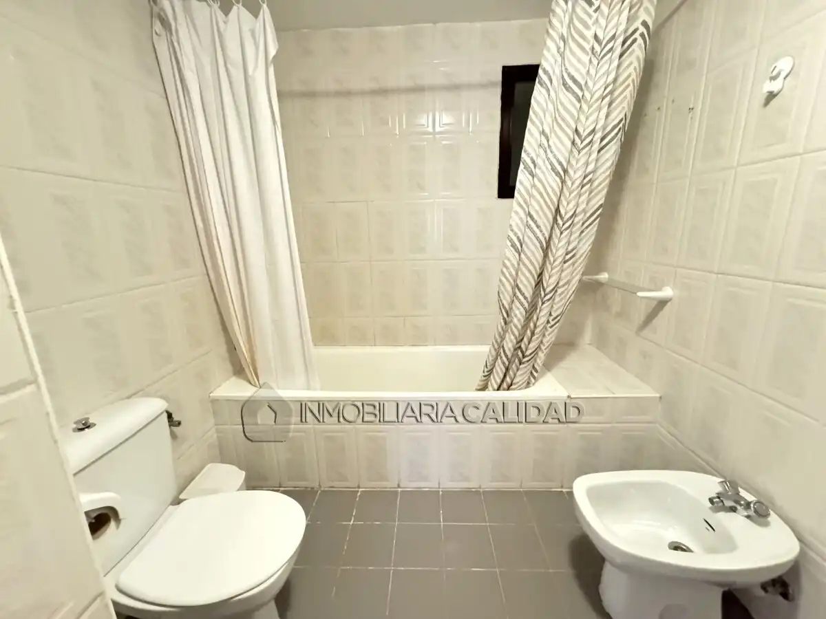 Baño de Piso de alquiler en Burgos con Calefacción, Trastero y Amueblado