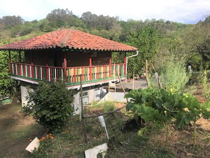 Vista exterior de Finca rústica en venda en Gijón  amb Jardí privat, Traster i Moblat