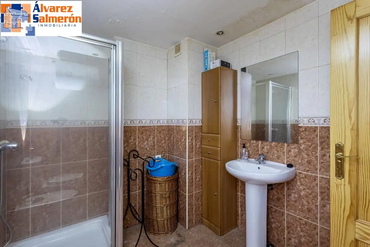 Badezimmer von Wohnung zum Verkauf in Granada mit Balkon