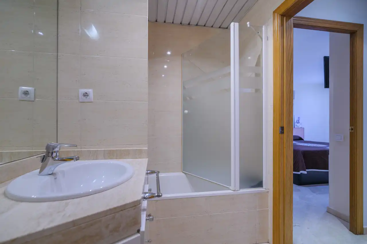 Badezimmer von Wohnung zum Verkauf in Gavà mit Klimaanlage, Heizung und Balkon