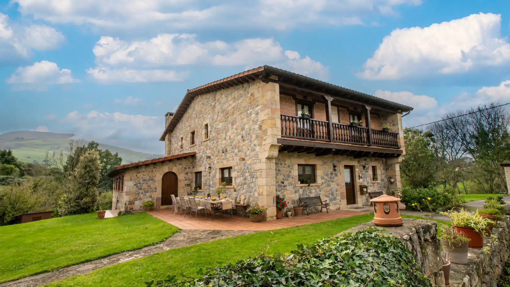 Vista exterior de Casa o xalet en venda en Villafufre amb Calefacció, Jardí privat i Terrassa