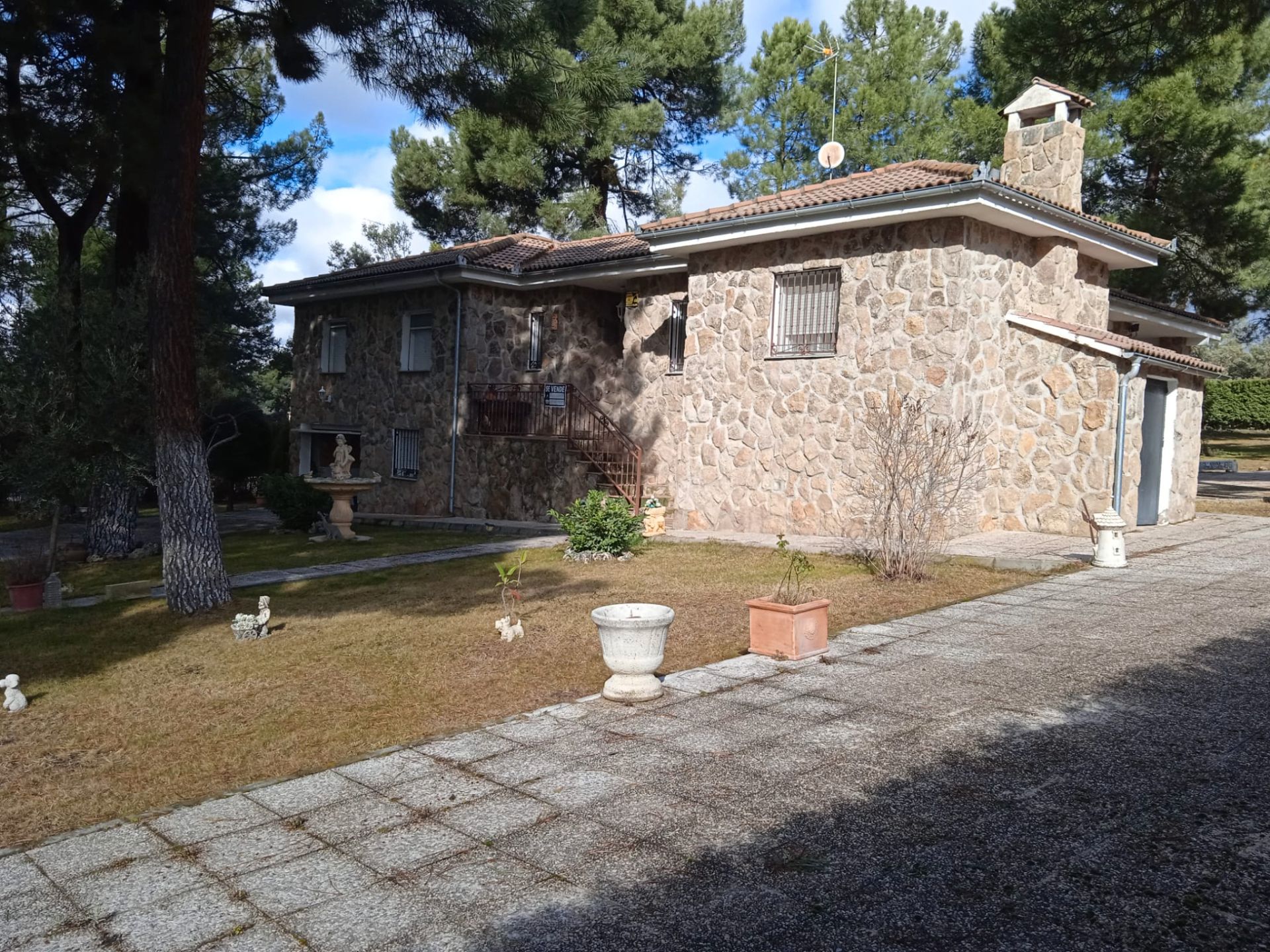 Vista exterior de Casa o xalet en venda en Marugán amb Calefacció, Jardí privat i Terrassa