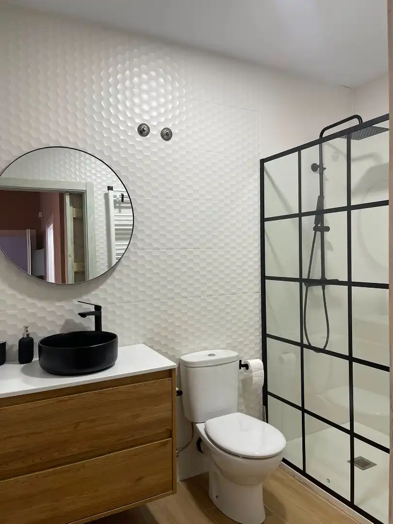 Badezimmer von Wohnung zur Miete in Plasencia mit Klimaanlage, Heizung und Terrasse