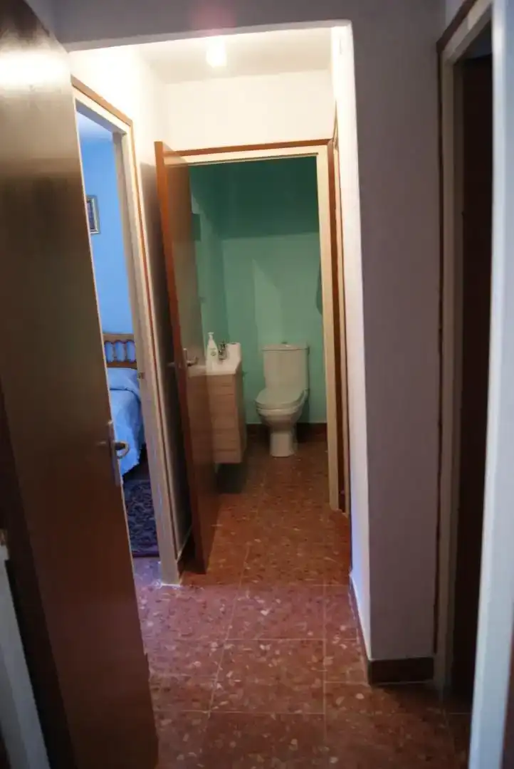 Badezimmer von Wohnung zum Verkauf in Biel mit Klimaanlage, Privatgarten und Abstellraum