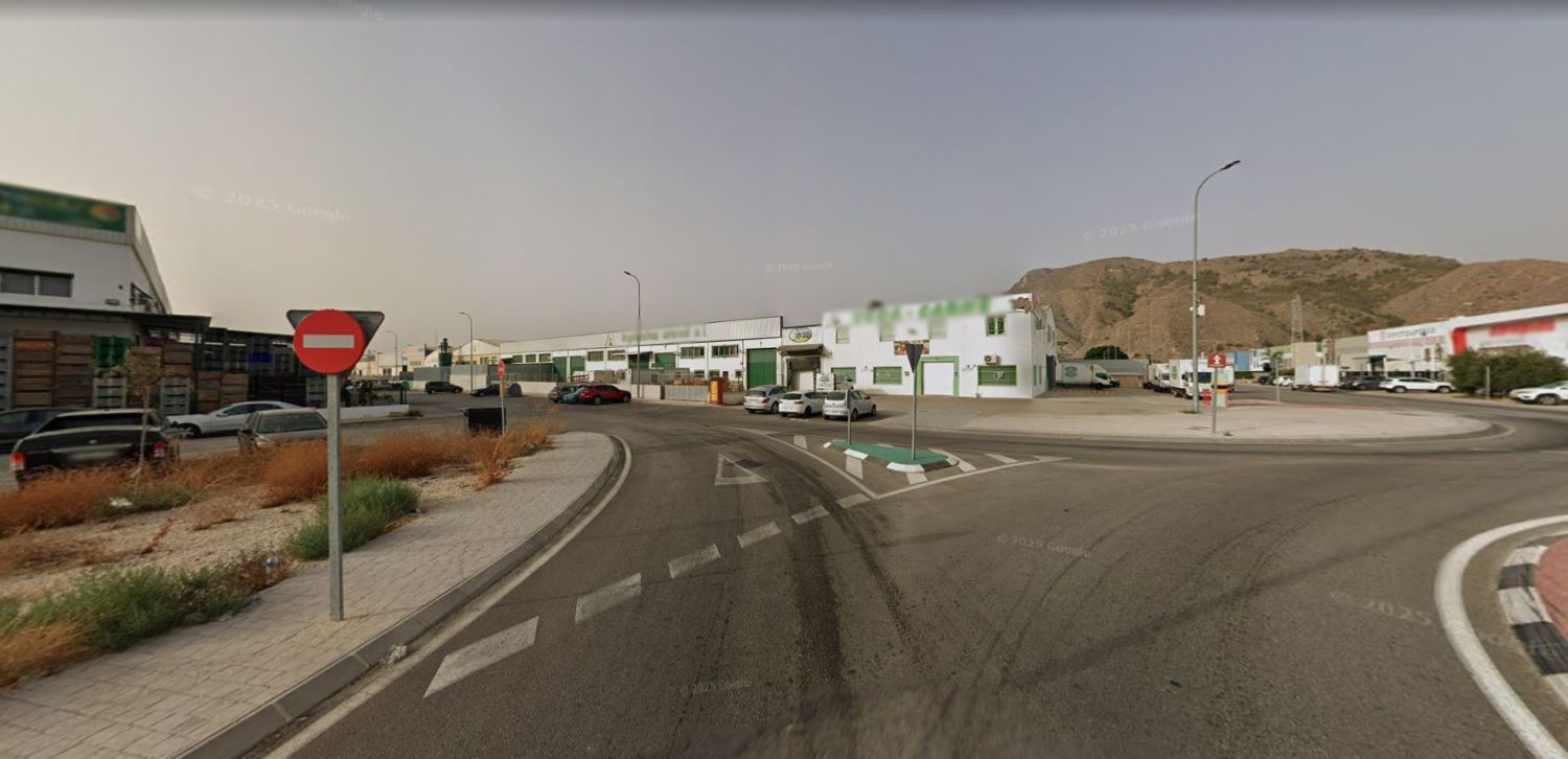 Vista exterior de Nave industrial de alquiler en Orihuela