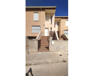 Vista exterior de Casa adosada en venda en Villatobas amb Calefacció i Terrassa