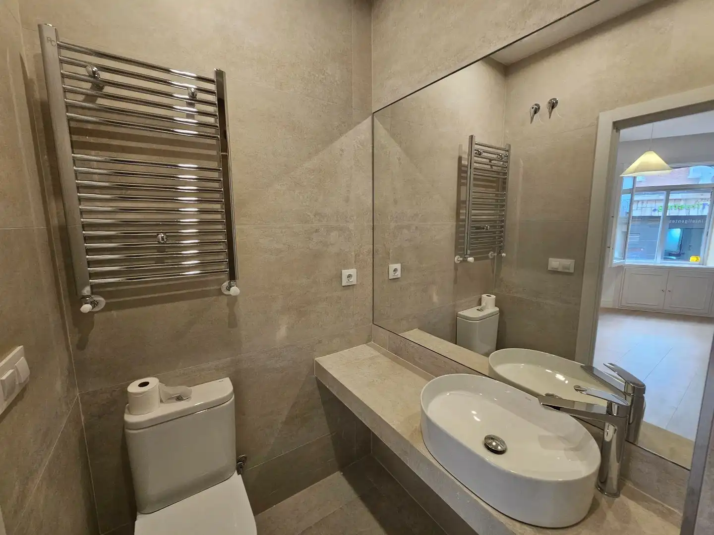 Badezimmer von Wohnung zur Miete in Madrid mit Klimaanlage und Heizung